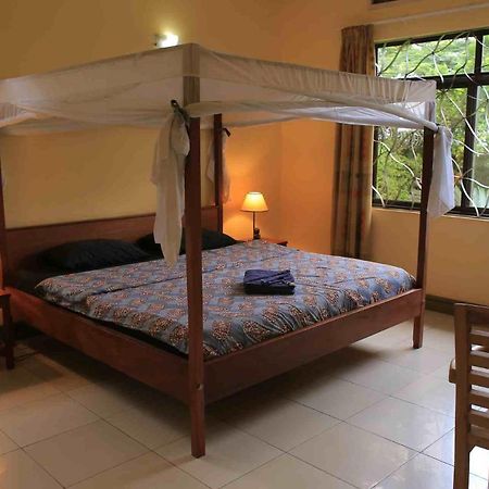 Bluemonkey Guesthouse Ентеббе Екстер'єр фото