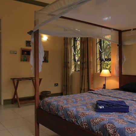 Bluemonkey Guesthouse Ентеббе Екстер'єр фото